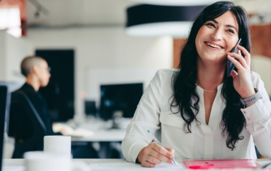 Visuel représentant une femme souriante au téléphone